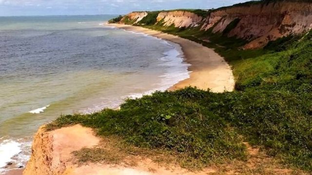 Praias das Falésias de Marataízes encantam visitantes com beleza única no litoral capixaba