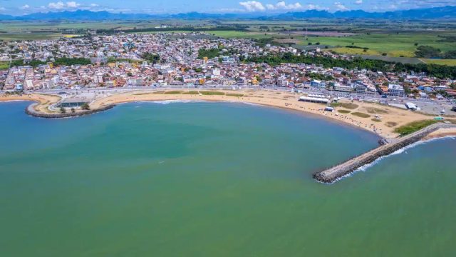 Praia Central de Marataízes: beleza, lazer e os tradicionais píeres da cidade